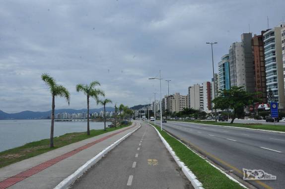 Pista de ciclismo e de corrida na Av. Beira-mar norte, em Florianópolis, Santa Catarina